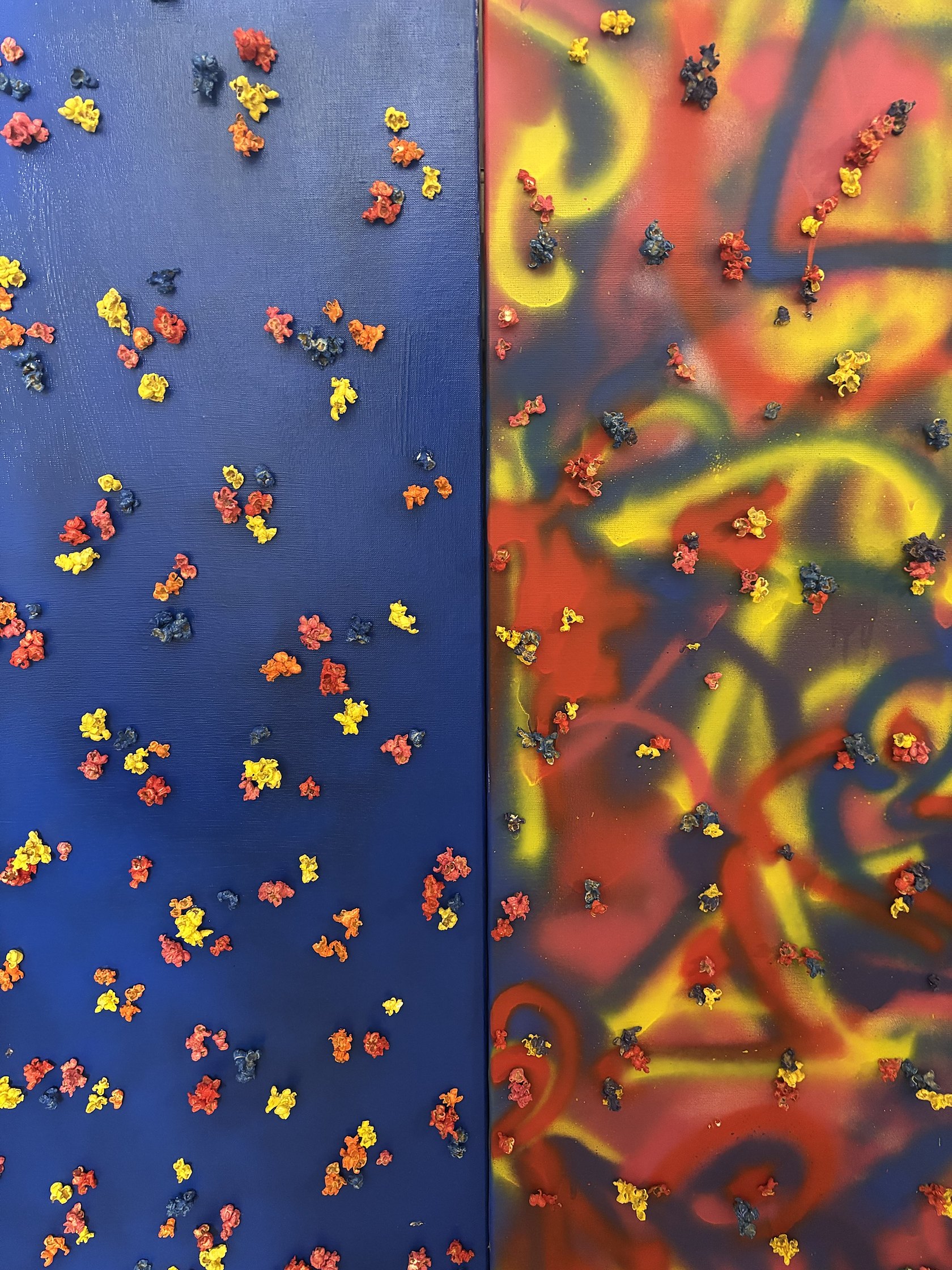 Diptyque de popcorn, une toile bleue et une toile graffiti