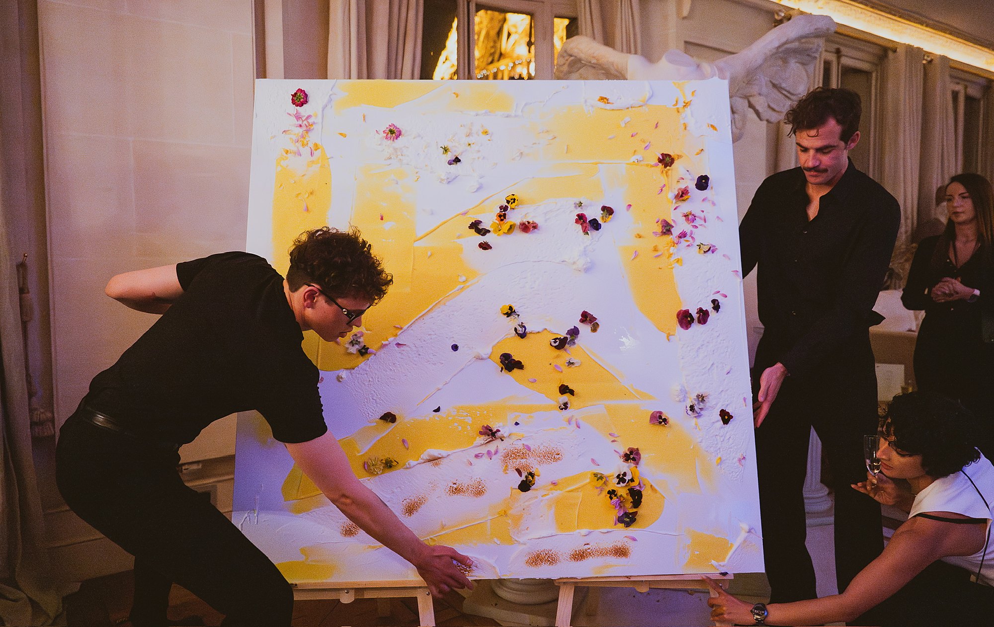Performance sur toile devant les invités