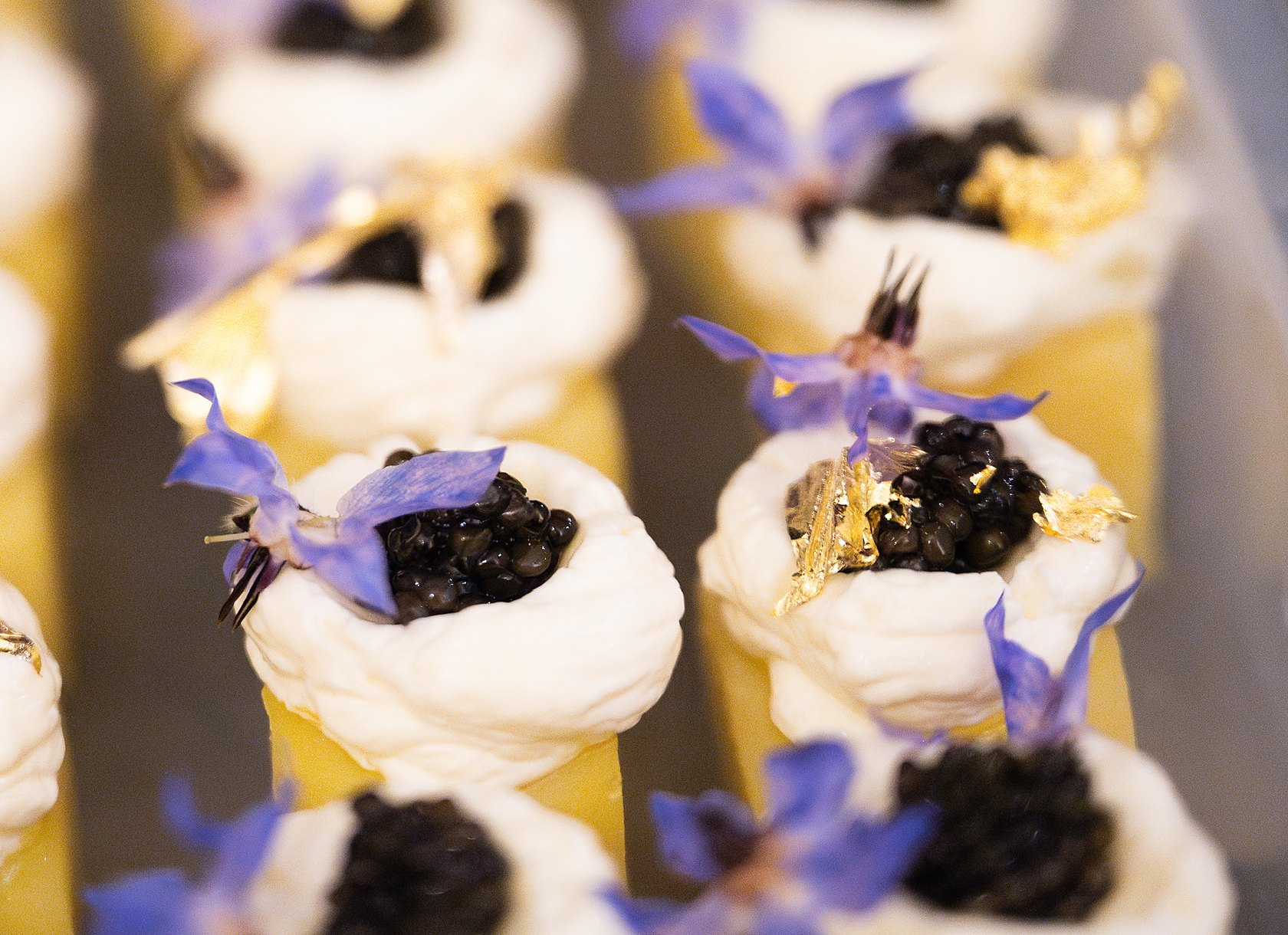 Nids de crème, caviar, fleurs de bourrache et feuille d’or