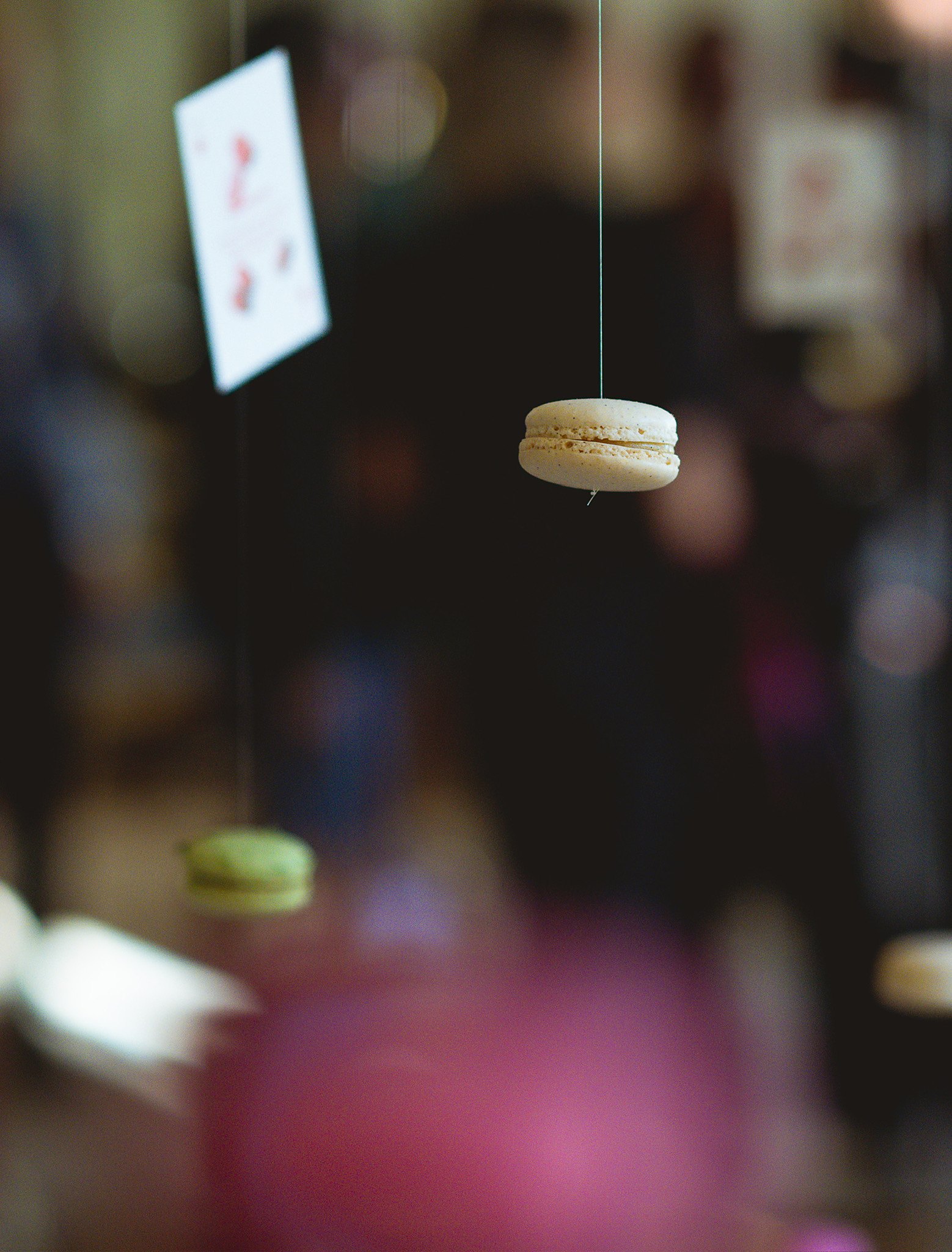 Macarons suspendus dans la salle