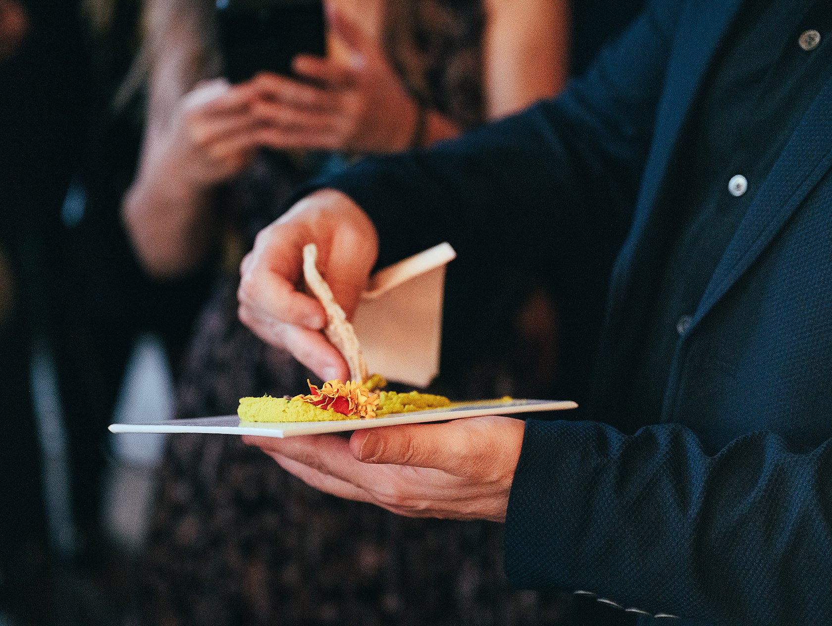 Un invité déguste le houmous avec un pain libanais